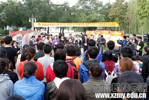 Students and teachers attend to celerate the openning of the 2011 campus cultural festival before the billard board at Tibet Nationalities Institute. [Photo/Tibet Nationalities Institute]