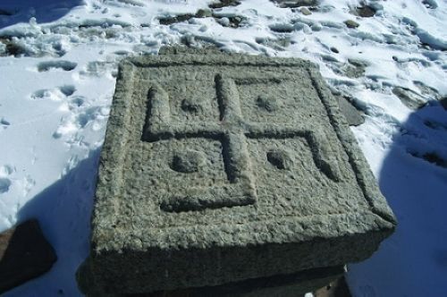 A stone bearing a "卐". [Photo provided to China Tibet Online]