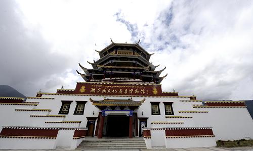 A front face of Nyang Pavilion, which is a harmonious mixture of  Han and Tibetan construction styles. [Photo/Xinhua]