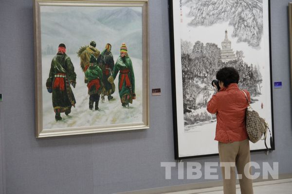 Visitors can see more than 50 awarded works and some 150 others presenting a beautiful and harmonious Tibet.