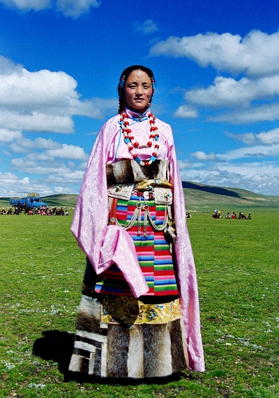 Photo shows a Tibetan woman wearing colorful Tibetan apron around her waist. [Photo/Internet]