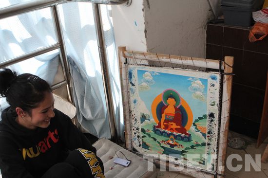 American girl Annie is learning Thangka in a class in the Tibet University. [Photo/China Tibet Online]