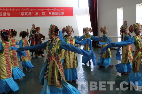 Students of Tibetan Opera major are rehearsaling for a competition in the Tibet University. [Photo/China Tibet Online]
