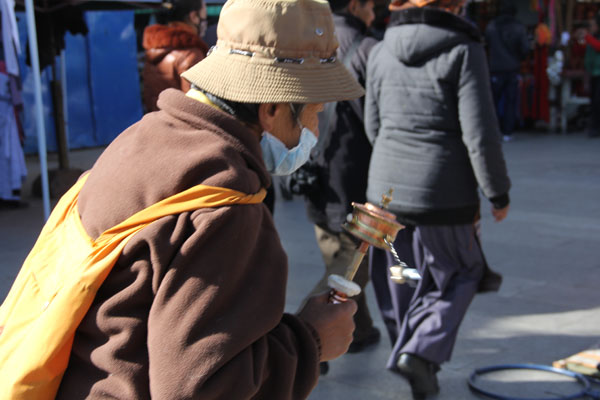 Prayer wheels on the Barkor street[Photo by Sunny Wu from China Tibet Online]