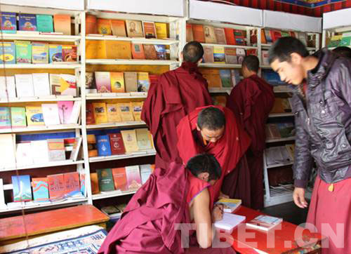 Monks read in the reading room at the Sera Monastery. As reported, there are as many as 480 monastery reading rooms built in southwest China’s Tibet Autonomous Region. [Photo/China Tibet Online]