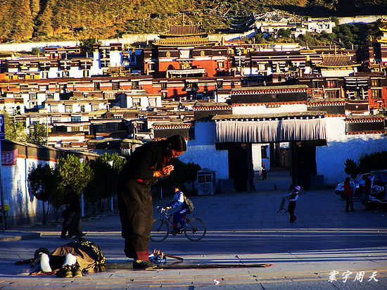 Pious Tibetans pray in front of the Tashilhunpo Monastery early in the morning. [Photo/sina]