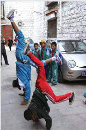 Children in the Barkhor Street practicing hip-hopdancing