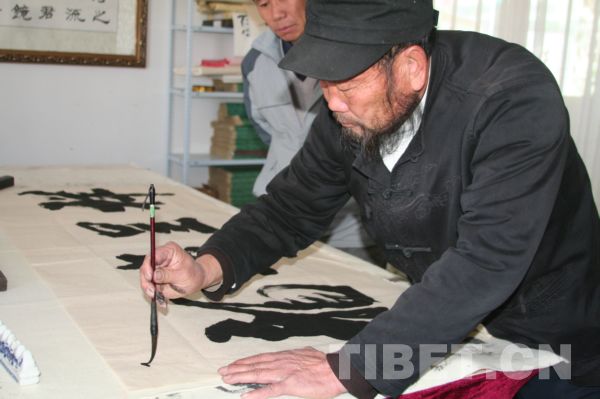 Good luck in Dragon's Year, calligraphic work by Sun Laitong, a folk calligraphy lover living in Tibet, shows his wishes to Tibet for the upcoming year 2012. [Photo/China Tibet Online]