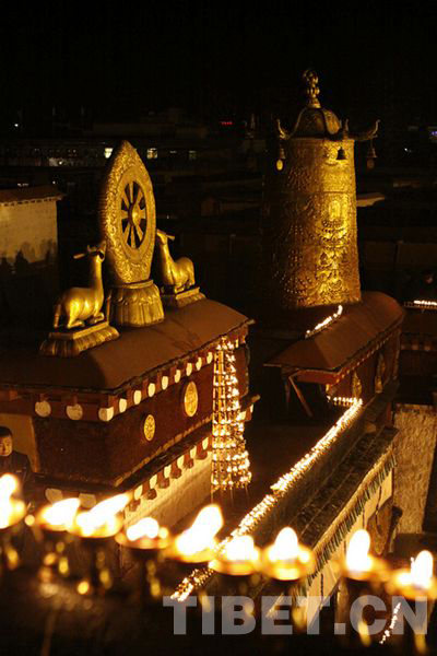 The Johkang Temple is lit up by butter lamps in the evening of Butter Lamp Festival, which is held on the 25th day of the 10th month of the Tibetan calendar every year.[Photo/China Tibet Online]