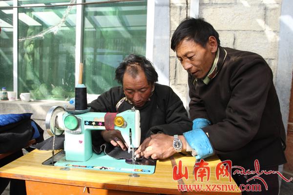 A Tibetan herder learns to use sewing machine during a training class. [Photo/xzsnw.com]