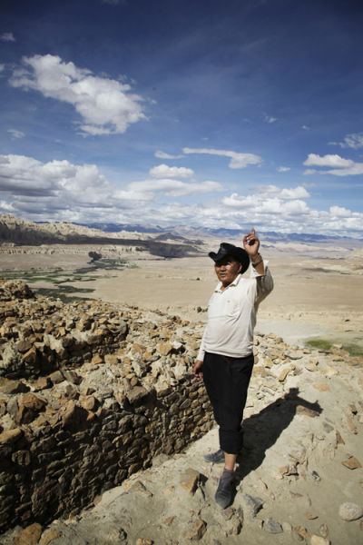 Head of the Guge Relics Adminstration tells stories of the mysterious Guge Civilization to travelers. [Photo/Jiang Chenming]