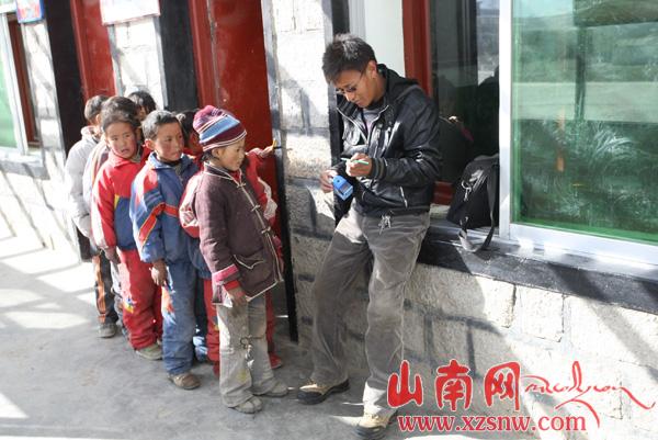 Students of second grade queue up for pencils. [Photo/XZSNW.com]