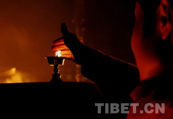 Lighting up butter lamps [Photo/China Tibet Online]