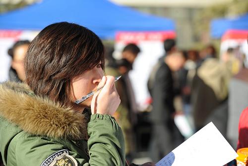 A student checks out recruitment information,photo taken on Dec.18 [Photo/Xinhuanet.cn]