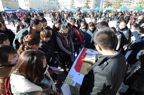 2011 Lhasa job fair for Tibetan college graduates,photo taken on Dec.18 (Photo/Xinhuanet.cn)