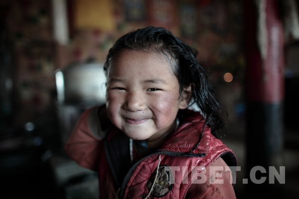 A bashful smile to the camera[Photo/ChinaTibetOnline  by Jiang Wanchuan]