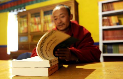 A monk is reading at Tapah temple’s library of Maizhokunggar County, Tibet, on Dec.19. [Photo/Xinhuanews.cn]