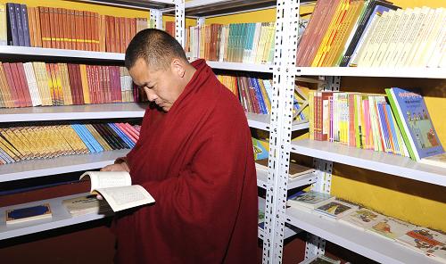 A monk is reading at Tapah temple’s library of Maizhokunggar County, Tibet on Dec.19. [Photo/Xinhuanews.cn]