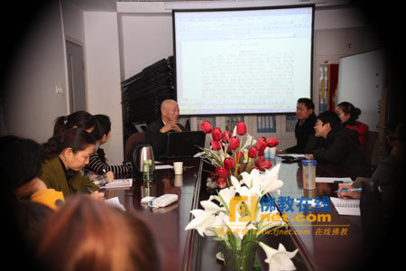 Chen Qingying(central left), famous tibetologist presented the first class "An Orientation over Tibetan Buddhist Classics" for Minzu Univeristy's first graduate class on Tibet Buddhism.  [Photo/Fjnet.com]