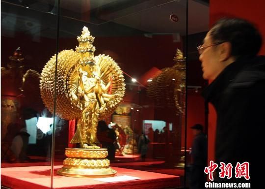 A visitor enjoys the Thousand-hand Bodhisattva exhibited at Hunan Provincial Museum in Central China's Changsha, capital of Hunan Province on Dec. 27. [Photo/Chinanews.com]