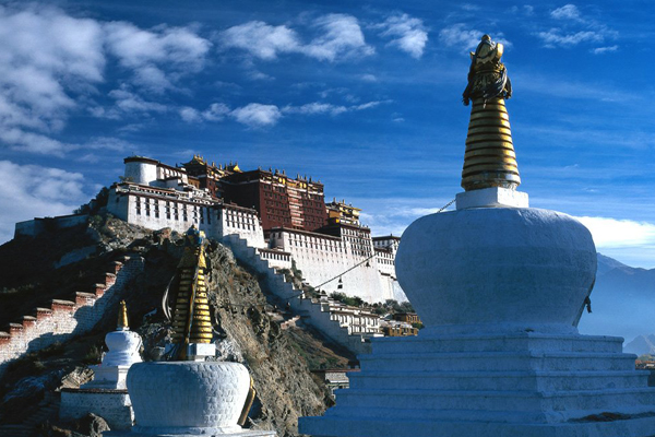 Thriving tourism industry has greatly accelerated Lhasa's regional economy.