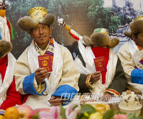 The elderly Tibetan couple show their marriage certifates at the collective wedding ceremony. [Photo/Chinatibetnews]