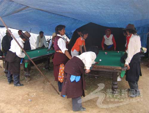 Playing billiards is a popular sport among Tibetan youth. [Photo/Sxgov.com]