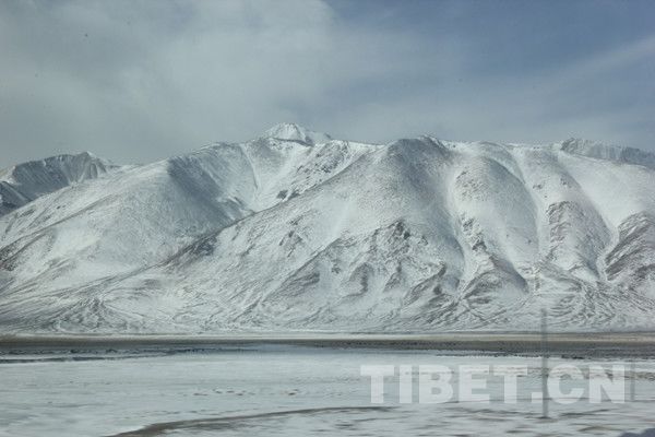 View of snow-covered Qinghai-Tibet plateau, captured by reporter Kelzang Metok on Train T27 departing from Beijing. [Photo/Tibet.cn]
