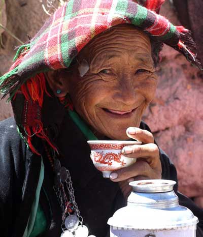 A Tibetan grandma is drinking tea. [Photo/China Tibet Online]