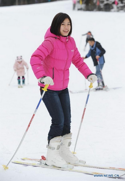 Tourists ski in Bipenggou scenic zone in Lixian County of the Tibetan-Qiang Autonomous Prefecture of Aba, southwest China's Sichuan Province, Jan. 14, 2012. Bipenggou is located at the northern foot of Four Girls Mountain, 221km northwest of Chengdu. [Photo by Jiang Hongjing/Xinhua]