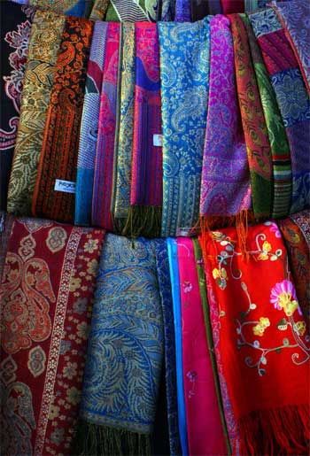 Photo shows Tibetan shawls. [Photo/Baidu]