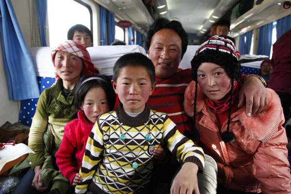 The Tashi family from Hainan Tibetan Autonomous Prefecture of northwest China's Qinghai Provicne take the train to Tibet Autonomous Region in southwest China to pay a pilgrimage on Jan. 27, 2012. [Photo/Xinhua]