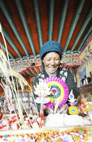 Solange makes Five-Cereal Containers at Rerong Village of Lhongzi County in Shannan Prefecture, south Tibet, Feb. 21, 2009.[Photo/Xinhua]