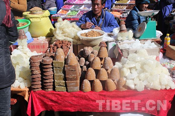 Various Tibetan-style eatables. Before losar, Tibetans usually buy a variety of storable food materials for the New Year period. [Photo/Tibet.cn]