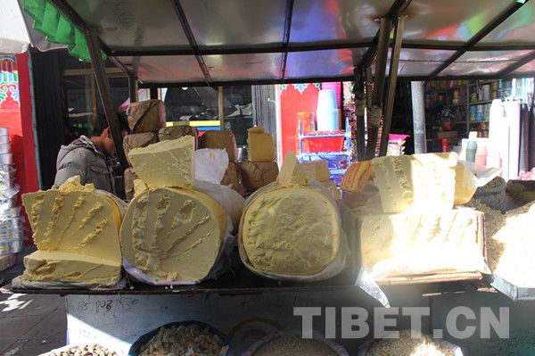 Large trunks of ghee butter. Even in daily life, Tibetans are used to prepare ghee butter which is essential on their dinner table, not to mention the the New Year period. [Photo/Tibet.cn]