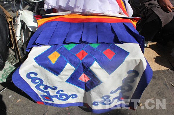 Tibetan-style gate curtains. Generally backdropped in white and blue, gate curtains with auspicious pattens are mostely seen hung before the doors or gates of houses or monasteries. Tibetans would like to change for new curtains at important festivals, just like the losar New Year. Photo/Tibet.cn]