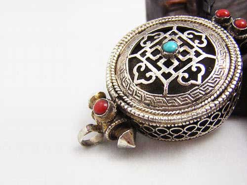 Photo shows a silver garwoo, a kind of traditional Tibetan amulet. [Photo/blog.tibet.cn]
