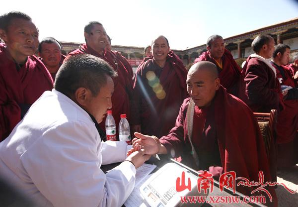 Medical experts offer free consultation for monks at the Samye Monastery during a volunteer science popularization activity on Feb.5, 2012. [Photo/XZSNW.com]