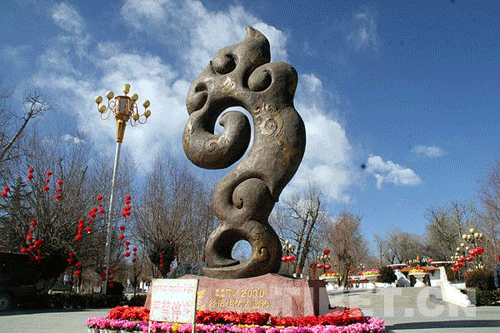 The happiest city sculpture sits in the Norbu Lingka Square in Lhasa, the distinctive feature of Lhasa as one of the "Happiest cities in China"[Photo/ Tibet.cn]