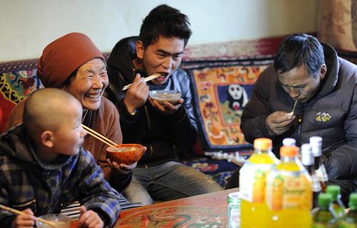 Family members reunite and eat Gutu together, an important traditional custom,which brings festivity and laughter. [Photo/Xinhua]