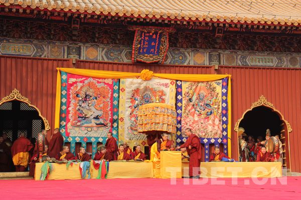  Beating Ghost ceremony is held at the Yonghegong Lama Temple in Beijing on Feb. 21, eve of Tibetan New Year. [Photo/China Tibet Online]