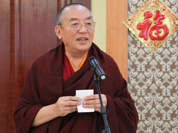 Nagtsang Rinpoche is addressing the monk students during celebarion and sending his best wishes for 2012 Water-Dragon Losar.[Photo/China Tibet Online]