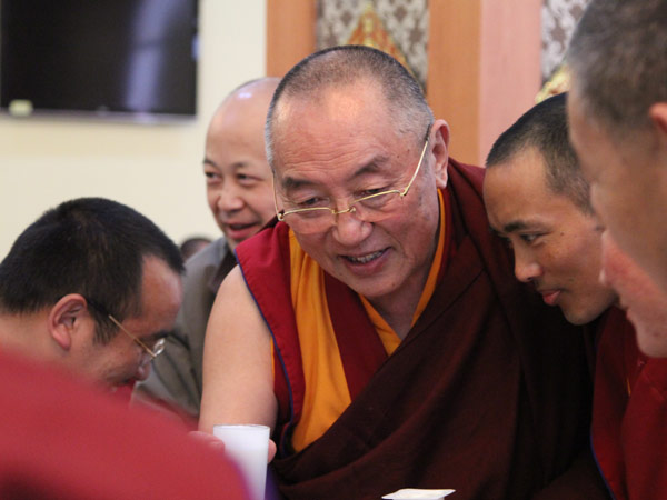 Nagtsang Rinpoche is toasting with monk students during lunch. [Photo/China Tibet Online]