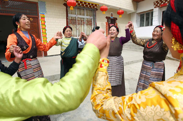 People sing and dance to celebrate the Tibetan New Year in Kangding county, Southwest China's Sichuan province, Feb 21, 2012. The Tibetan New Year, which falls on Wednesday. [Photo/Xinhua]