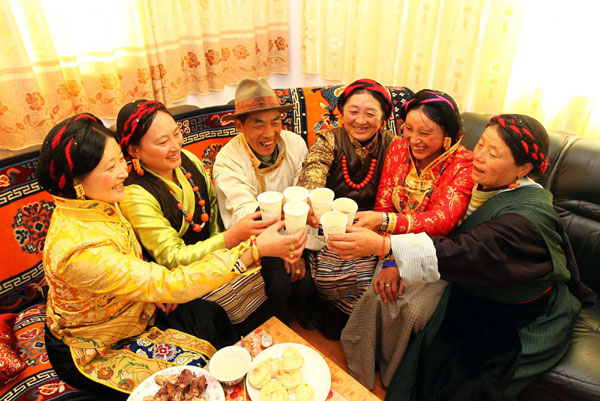 People toast the Tibetan New Year in Kangding county, Southwest China's Sichuan province, Feb 21, 2012. [Photo/Xinhua]