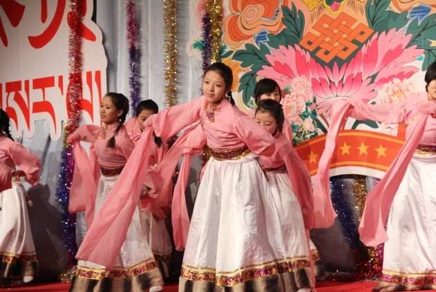 Students perform Tibetan traditional dance. [Photo by Rachel Wang/China Tibet Online]