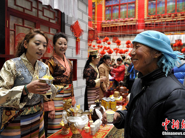Activities were held to display Tibetan New Year customs and culture in Tibetan Museum. [Photo/ChinaNews.com]