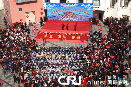 Local Tibetans get together to watch a performance for the celebration of Tibetan New Year in Garze Tibetan Autonomous Prefecture of southwest China's Sichuan Province. [Photo/CRI Online]