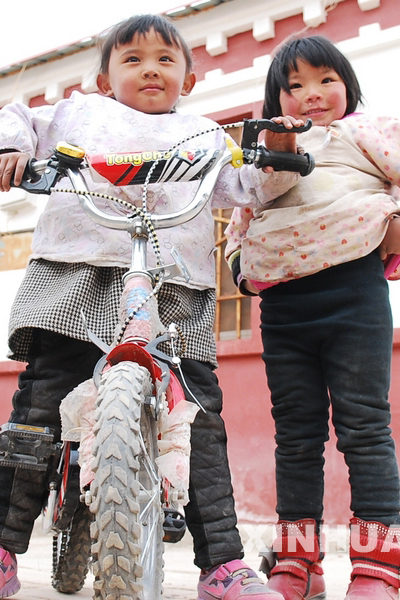 4-year-old Baima Drolma (left) plays with her friend Tsering Nyigyi (right).