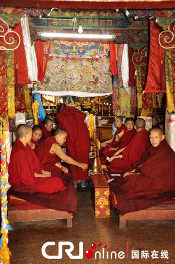 Nuns perform daily riatuals at the main hall at Canggusi Nunnery, the only nunnery in the city of Lhasa. [Photo/CRI]